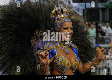 São Paulo, Brasile. Il 25 febbraio, 2017. La regina dei tamburi Cinthia Santos durante la sfilata delle scuole di samba Águia de Ouro, valido dal gruppo speciale al Sambódromo fare Anhembi in São Paulo. Credito: Marivaldo Oliveira/Pacific Press/Alamy Live News Foto Stock