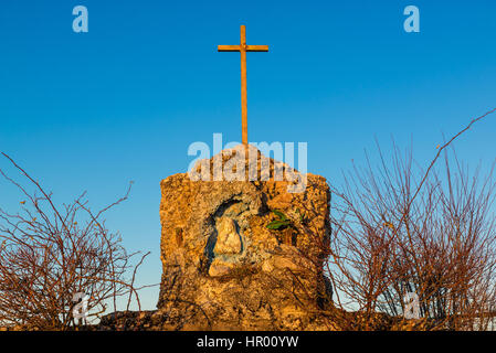 Edicola votiva, piccola cappella in miniatura con una piccola croce e la rappresentazione della Madonna al tramonto Foto Stock