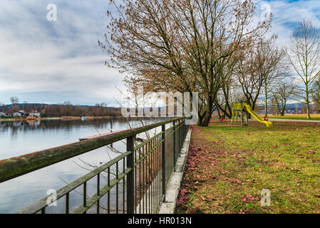 Il Lago Maggiore, Sant' Anna, Italia. Parco pubblico con strutture ricreative sul lago Maggiore, vicino al piccolo villaggio di Sesto Calende, Varese Foto Stock