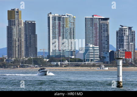 Gold Coast Seaway con grattacieli sulla riva in background. Foto Stock