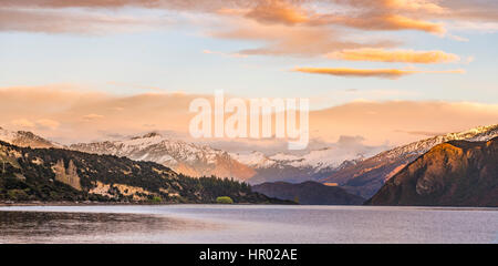 Sunrise, montagne di neve sul Lago Wanaka, picco roccioso, Glendhu Bay, Otago Southland, Nuova Zelanda Foto Stock
