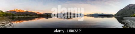 Sunrise, Atmosfera mattutina, montagne riflessa nel Lago Wanaka, picco roccioso, Glendhu Bay, Otago Southland, Nuova Zelanda Foto Stock