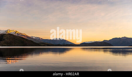 Sunrise, Atmosfera mattutina, montagne riflessa nel Lago Wanaka, picco roccioso, Glendhu Bay, Otago Southland, Nuova Zelanda Foto Stock