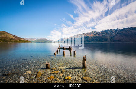 Cariati jetty, vecchi posti di legno nel Lago Wakatipu a Glenorchy, Regione di Otago e Southland, Nuova Zelanda Foto Stock