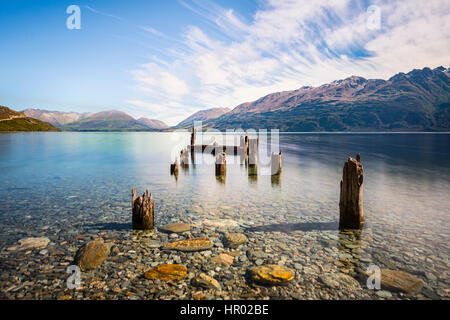 Cariati jetty, vecchi posti di legno nel Lago Wakatipu a Glenorchy, Regione di Otago e Southland, Nuova Zelanda Foto Stock