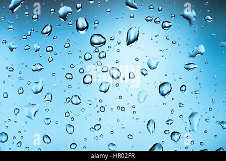 Gocce di acqua su un vetro, vetro, finestra, pioggia, maltempo, full-frame, immagine di sfondo Foto Stock