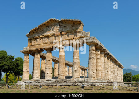 Greco tempio dorico di Athena, sito archeologico di Paestum Capaccio Paestum, Campania, Italia Foto Stock