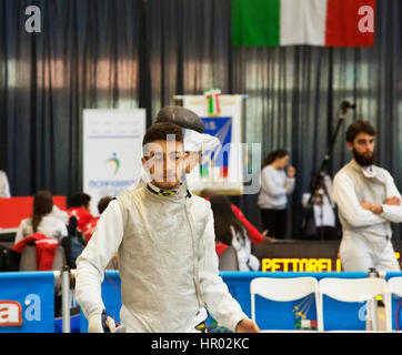 CASALE MONFERRATO, Italia - 25 febbraio 2017: Giovani fencer prima di una partita in italiano campionati di recinzione in Casale Monferrato Foto Stock