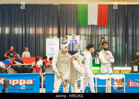 CASALE MONFERRATO, Italia - 25 febbraio 2017: Fencer in un match in italiano campionati di recinzione in Casale Monferrato Foto Stock