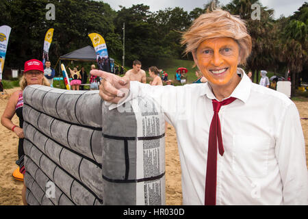 Sydney, Australia. 26 Febbraio, 2017. I partecipanti nella foto durante l'Annuale Manly Gommone gara a Shelly Beach, Manly, Australia. La manifestazione annuale richiede racers in costume con la paletta di un corso offshore e indietro con zattere gonfiabili per raccogliere fondi per il cancro carità Tour de cura. Credito: Hugh Peterswald /Pacific Press/Alamy Live News Foto Stock