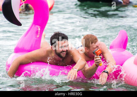 Sydney, Australia. 26 Febbraio, 2017. I partecipanti nella foto durante l'Annuale Manly Gommone gara a Shelly Beach, Manly, Australia. La manifestazione annuale richiede racers in costume con la paletta di un corso offshore e indietro con zattere gonfiabili per raccogliere fondi per il cancro carità Tour de cura. Credito: Hugh Peterswald /Pacific Press/Alamy Live News Foto Stock