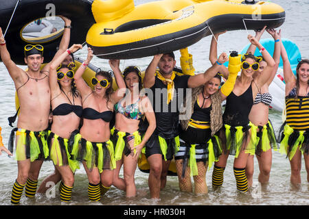 Sydney, Australia. 26 Febbraio, 2017. I partecipanti nella foto durante l'Annuale Manly Gommone gara a Shelly Beach, Manly, Australia. La manifestazione annuale richiede racers in costume con la paletta di un corso offshore e indietro con zattere gonfiabili per raccogliere fondi per il cancro carità Tour de cura. Credito: Hugh Peterswald /Pacific Press/Alamy Live News Foto Stock