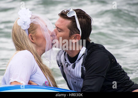 Sydney, Australia. 26 Febbraio, 2017. I partecipanti nella foto durante l'Annuale Manly Gommone gara a Shelly Beach, Manly, Australia. La manifestazione annuale richiede racers in costume con la paletta di un corso offshore e indietro con zattere gonfiabili per raccogliere fondi per il cancro carità Tour de cura. Credito: Hugh Peterswald /Pacific Press/Alamy Live News Foto Stock