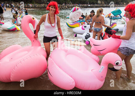 Sydney, Australia. 26 Febbraio, 2017. I partecipanti nella foto durante l'Annuale Manly Gommone gara a Shelly Beach, Manly, Australia. La manifestazione annuale richiede racers in costume con la paletta di un corso offshore e indietro con zattere gonfiabili per raccogliere fondi per il cancro carità Tour de cura. Credito: Hugh Peterswald /Pacific Press/Alamy Live News Foto Stock