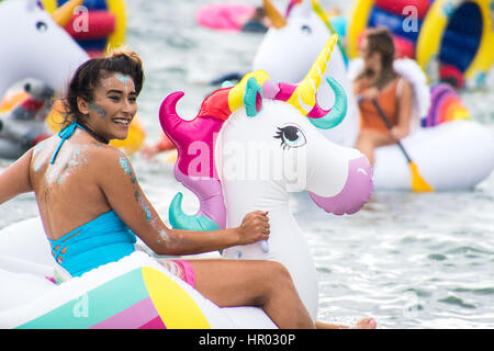 Sydney, Australia. 26 Febbraio, 2017. I partecipanti nella foto durante l'Annuale Manly Gommone gara a Shelly Beach, Manly, Australia. La manifestazione annuale richiede racers in costume con la paletta di un corso offshore e indietro con zattere gonfiabili per raccogliere fondi per il cancro carità Tour de cura. Credito: Hugh Peterswald /Pacific Press/Alamy Live News Foto Stock