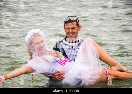 Sydney, Australia. 26 Febbraio, 2017. I partecipanti nella foto durante l'Annuale Manly Gommone gara a Shelly Beach, Manly, Australia. La manifestazione annuale richiede racers in costume con la paletta di un corso offshore e indietro con zattere gonfiabili per raccogliere fondi per il cancro carità Tour de cura. Credito: Hugh Peterswald /Pacific Press/Alamy Live News Foto Stock