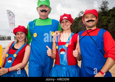 Sydney, Australia. 26 Febbraio, 2017. I partecipanti nella foto durante l'Annuale Manly Gommone gara a Shelly Beach, Manly, Australia. La manifestazione annuale richiede racers in costume con la paletta di un corso offshore e indietro con zattere gonfiabili per raccogliere fondi per il cancro carità Tour de cura. Credito: Hugh Peterswald /Pacific Press/Alamy Live News Foto Stock