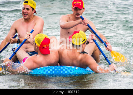 Sydney, Australia. 26 Febbraio, 2017. I partecipanti nella foto durante l'Annuale Manly Gommone gara a Shelly Beach, Manly, Australia. La manifestazione annuale richiede racers in costume con la paletta di un corso offshore e indietro con zattere gonfiabili per raccogliere fondi per il cancro carità Tour de cura. Credito: Hugh Peterswald /Pacific Press/Alamy Live News Foto Stock