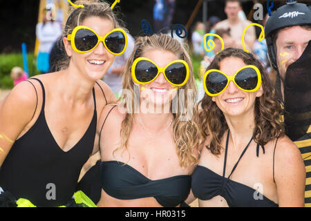 Sydney, Australia. 26 Febbraio, 2017. I partecipanti nella foto durante l'Annuale Manly Gommone gara a Shelly Beach, Manly, Australia. La manifestazione annuale richiede racers in costume con la paletta di un corso offshore e indietro con zattere gonfiabili per raccogliere fondi per il cancro carità Tour de cura. Credito: Hugh Peterswald /Pacific Press/Alamy Live News Foto Stock