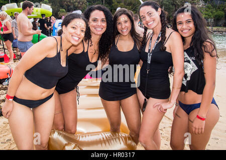 Sydney, Australia. 26 Febbraio, 2017. I partecipanti nella foto durante l'Annuale Manly Gommone gara a Shelly Beach, Manly, Australia. La manifestazione annuale richiede racers in costume con la paletta di un corso offshore e indietro con zattere gonfiabili per raccogliere fondi per il cancro carità Tour de cura. Credito: Hugh Peterswald /Pacific Press/Alamy Live News Foto Stock