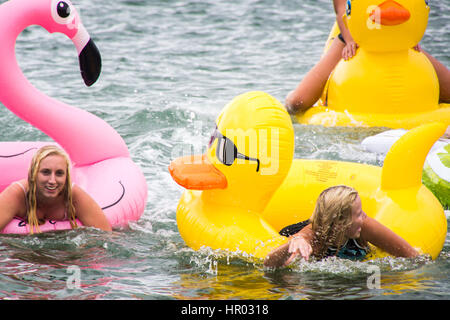 Sydney, Australia. 26 Febbraio, 2017. I partecipanti nella foto durante l'Annuale Manly Gommone gara a Shelly Beach, Manly, Australia. La manifestazione annuale richiede racers in costume con la paletta di un corso offshore e indietro con zattere gonfiabili per raccogliere fondi per il cancro carità Tour de cura. Credito: Hugh Peterswald /Pacific Press/Alamy Live News Foto Stock