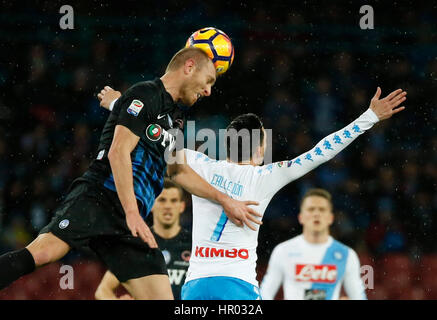 Napoli, Italia. Il 25 febbraio, 2017. Andrea Masiello durante il campionato italiano di una partita di calcio tra SSC Napoli e Atalanta al stadio San Paolo. Atalanta batte Napoli presso lo Stadio San Paolo con 2 gol di Caldara. Credito: Guido pianoforte/Pacific Press/Alamy Live News Foto Stock