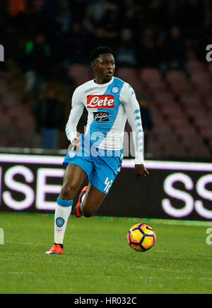 Napoli, Italia. Il 25 febbraio, 2017. Amadou Diawara durante il campionato italiano di una partita di calcio tra SSC Napoli e Atalanta al stadio San Paolo. Atalanta batte Napoli presso lo Stadio San Paolo con 2 gol di Caldara. Credito: Guido pianoforte/Pacific Press/Alamy Live News Foto Stock