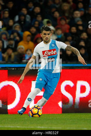 Napoli, Italia. Il 25 febbraio, 2017. Hysaj Elseid durante il campionato italiano di una partita di calcio tra SSC Napoli e Atalanta al stadio San Paolo. Atalanta batte Napoli presso lo Stadio San Paolo con 2 gol di Caldara. Credito: Guido pianoforte/Pacific Press/Alamy Live News Foto Stock