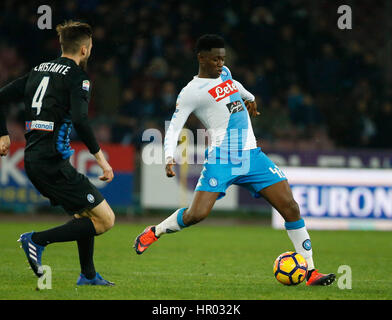 Napoli, Italia. Il 25 febbraio, 2017. Amadou Diawara durante il campionato italiano di una partita di calcio tra SSC Napoli e Atalanta al stadio San Paolo. Atalanta batte Napoli presso lo Stadio San Paolo con 2 gol di Caldara. Credito: Guido pianoforte/Pacific Press/Alamy Live News Foto Stock