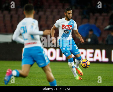 Napoli, Italia. Il 25 febbraio, 2017. Faouzi Ghoulam durante il campionato italiano di una partita di calcio tra SSC Napoli e Atalanta al stadio San Paolo. Atalanta batte Napoli presso lo Stadio San Paolo con 2 gol di Caldara. Credito: Guido pianoforte/Pacific Press/Alamy Live News Foto Stock