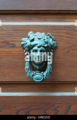 Dettagli architettonici - antica porta knoker con Lion in Italia Foto Stock