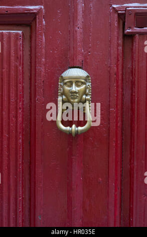 Dettagli architettonici - antica porta knoker con Lion in Italia Foto Stock