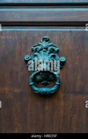 Dettagli architettonici - antica porta knoker con Lion in Italia Foto Stock