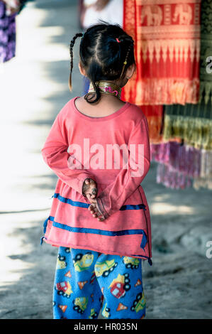 Karen lungo collo giovane ragazza, Chiang Rai, Thailandia Foto Stock