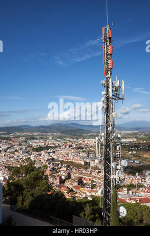 Spagna, città di Blanes, radio montante, torre di comunicazione con le antenne per le telecomunicazioni e le trasmissioni radiotelevisive, la cima di una collina Foto Stock