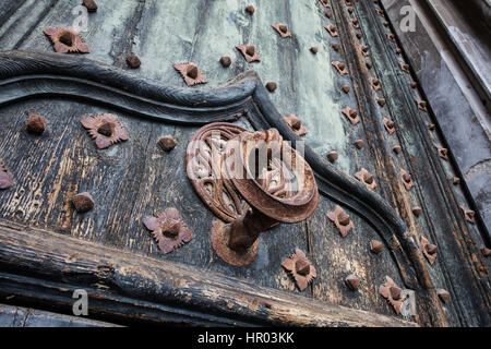 Metallo antica respingente sul ferro battuto rinforzato in legno vecchio porte alla Cattedrale di Girona, Spagna Foto Stock