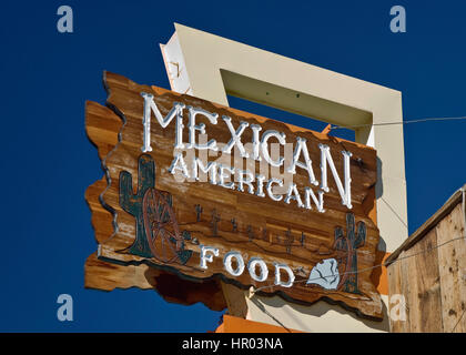 Restaurant sign in Lone Pine, Owens Valley, California, Stati Uniti d'America Foto Stock