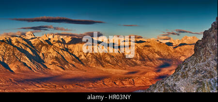 Eastern Sierra Nevada con Mt Whitney si vede attraverso Owens Valley dal Cerro Gordo strada in montagne di Inyo presso sunrise, CALIFORNIA, STATI UNITI D'AMERICA Foto Stock