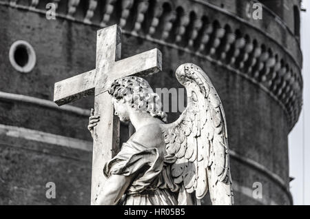 Ponte Sant'Angelo angelo con croce Foto Stock
