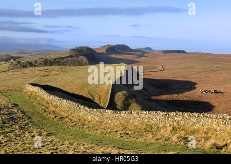 Il Vallo di Adriano percorso, Kennel dirupi, un po' ad est di Housesteads Roman Fort - guardando ad ovest dal Re della collina, verso Housesteads e balze di Housesteads Foto Stock