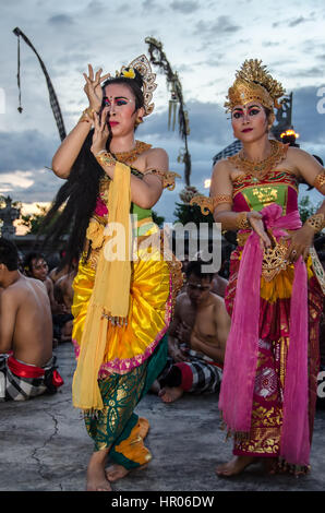 Uluwatu - MARZO 15: Balinese tradizionale danza Kecak al Tempio di Uluwatu sul Mar 15, 2015, Bali, Indonesia. Kecak (noto anche come Ramayana Monkey Chant) ho Foto Stock