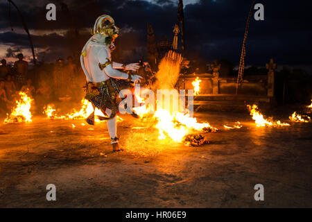 Uluwatu - MARZO 15: Balinese tradizionale danza Kecak al Tempio di Uluwatu sul Mar 15, 2015, Bali, Indonesia. Kecak (noto anche come Ramayana Monkey Chant) ho Foto Stock