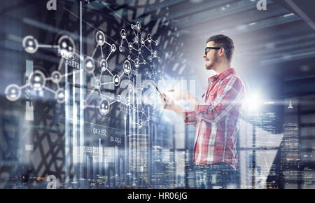 Guy utilizzando tablet pc . I supporti misti Foto Stock