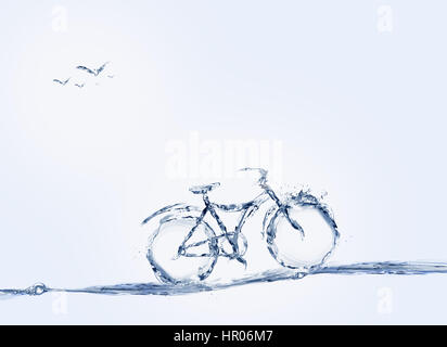 Una bicicletta fatta di acqua per rappresentare eco-friendly trasporto con gli uccelli in volo. Foto Stock