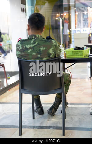 La guardia di sicurezza seduto su una sedia nella hall Foto Stock