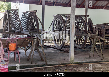 Tradizionali carrelli in legno parcheggiato sotto il portico in una fattoria, Nakhon Nayok, Thailandia Foto Stock