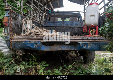 Lo spazio di carico del vecchio camioncino parcheggiato presso l'azienda. Old Dirty merci caricate sul retro della macchina. Foto Stock