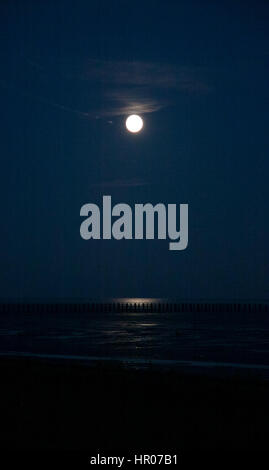 Harvest Moon over estuario del Tamigi Foto Stock