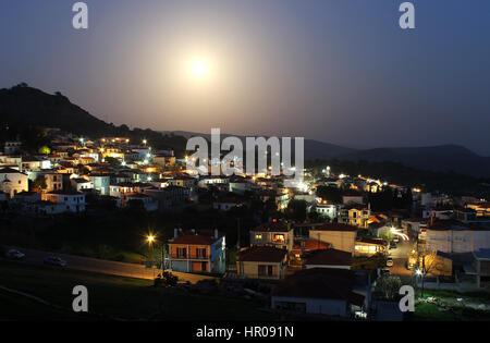 Panoramica vista notturna in una notte di luna piena del tradizionale villaggio di Mesotopos, nell'isola di Lesbo, mare Egeo settentrionale, Grecia. Foto Stock