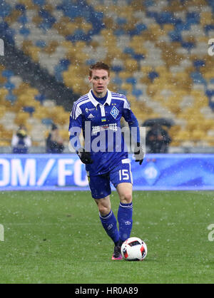 Kiev, Ucraina - 26 ottobre 2016: Viktor Tsygankov di FC Dynamo Kyiv controlla un pallone durante la Coppa di Ucraina partita contro Zorya Luhansk a NSC Olimpiysk Foto Stock